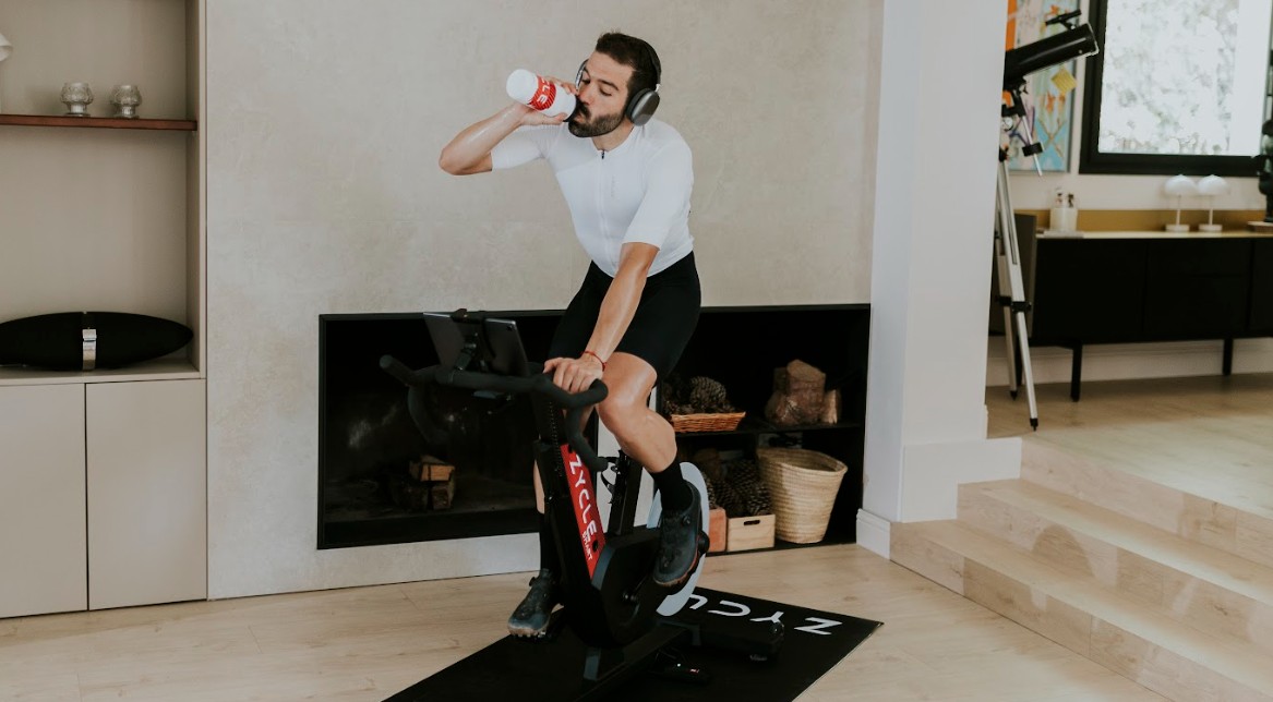 Qué ponerse para hacer ciclismo indoor en casa: prendas cómodas, transpirables y con estilo